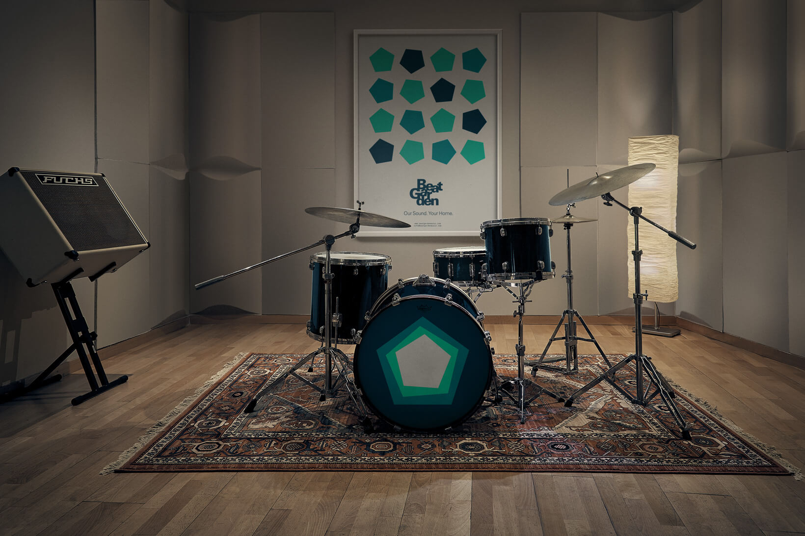 Interior del estudio de grabación BeatGarden con póster con su nuevo logotipo