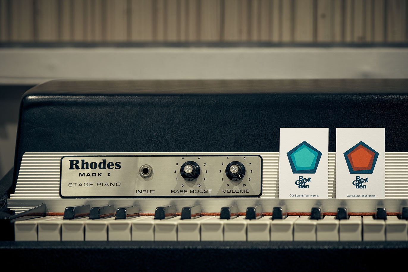 Tarjetas de visita con nuevo logotipo del estudio de grabación BeatGarden sobre Fender Rhodes
