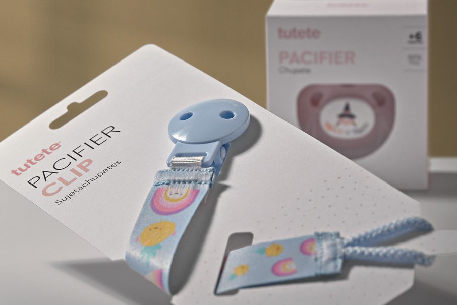 Pacifier clip of Tutete in its original packaging